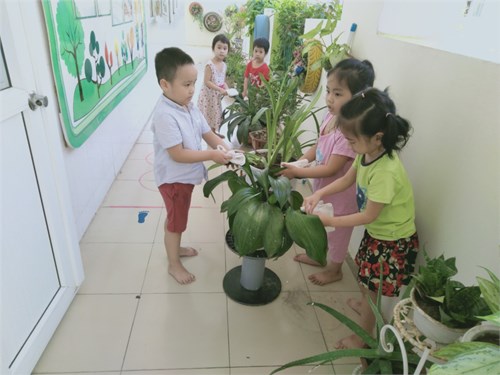 Xây dựng môi trường lớp học tại lớp mẫu giáo nhỡ B2 trường MN Việt Hưng.
